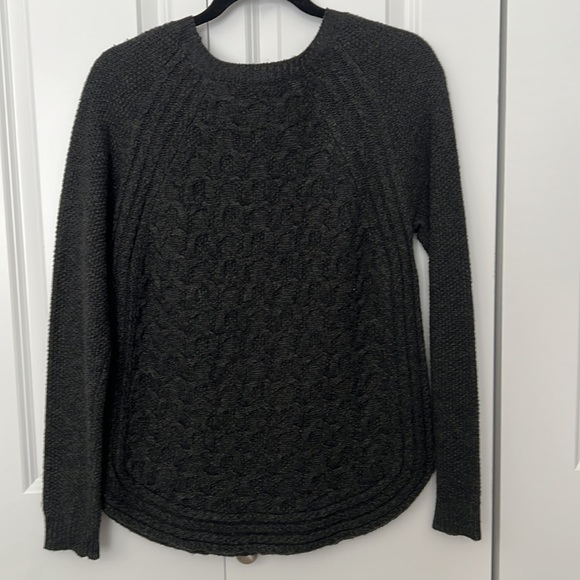 Grey knit Pullover Sweater. Size Large. - Picture 5 of 7